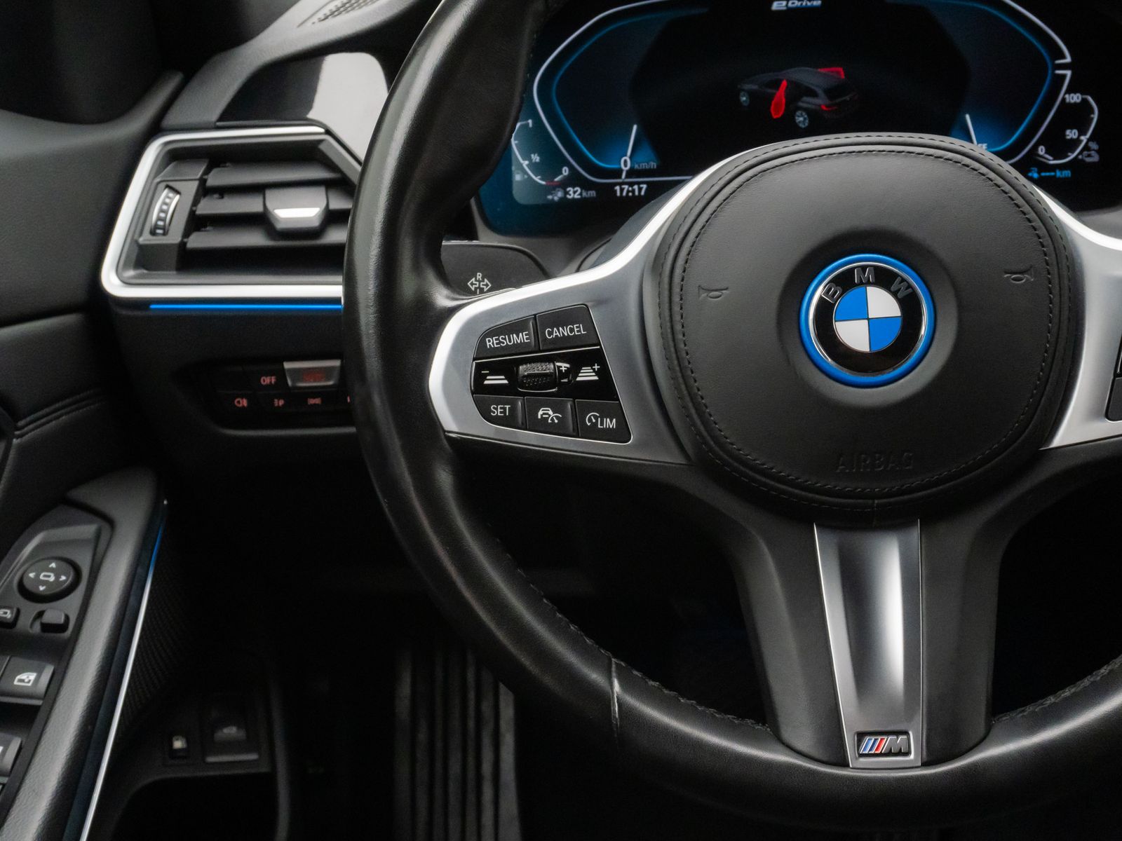 Fahrzeugabbildung BMW 320e Alarm LED DAB Panorama Leder M Sportleder