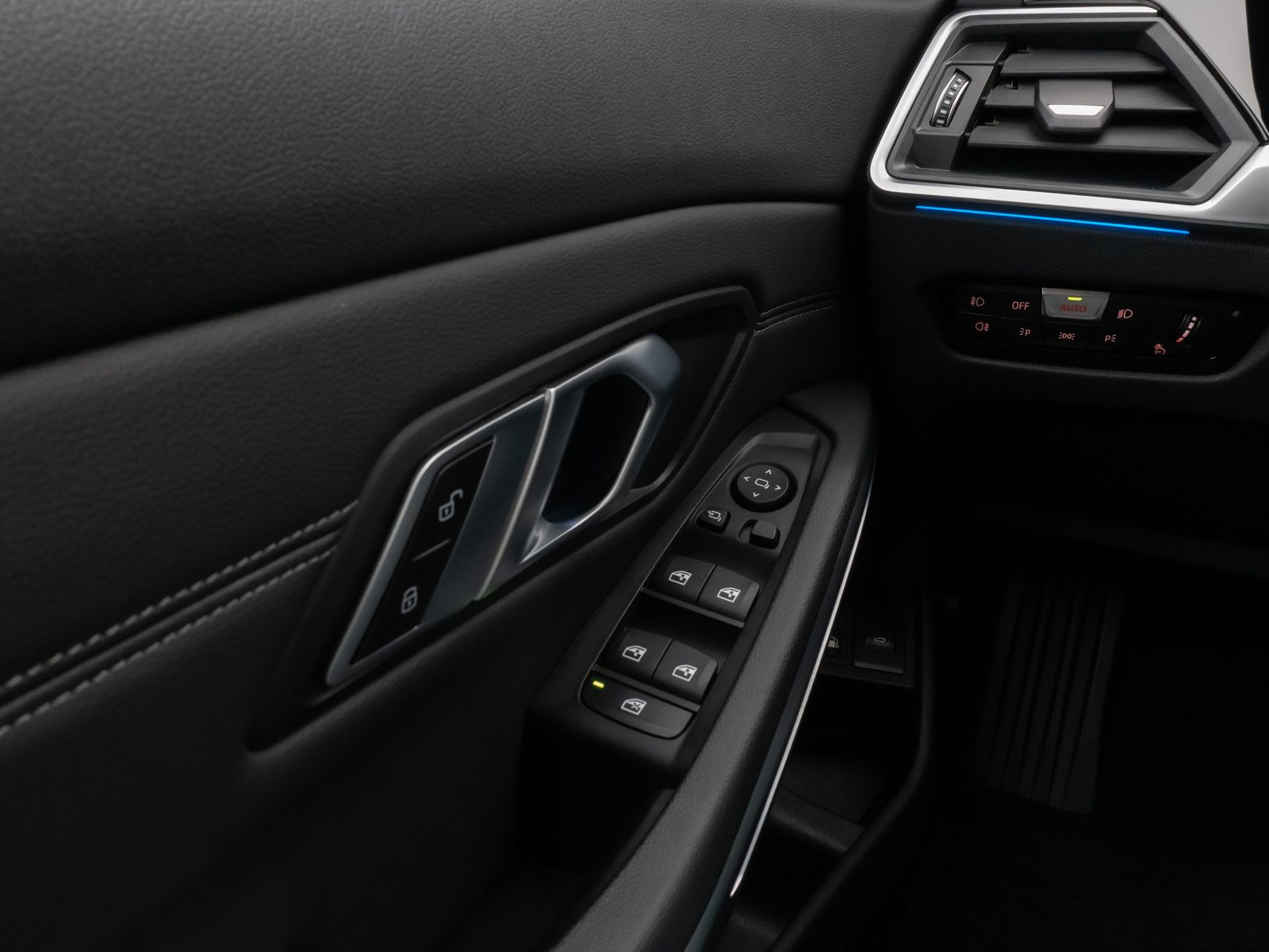 Fahrzeugabbildung BMW 330e xD SportLine Laser HUD DAB HiFi Komfort PDC