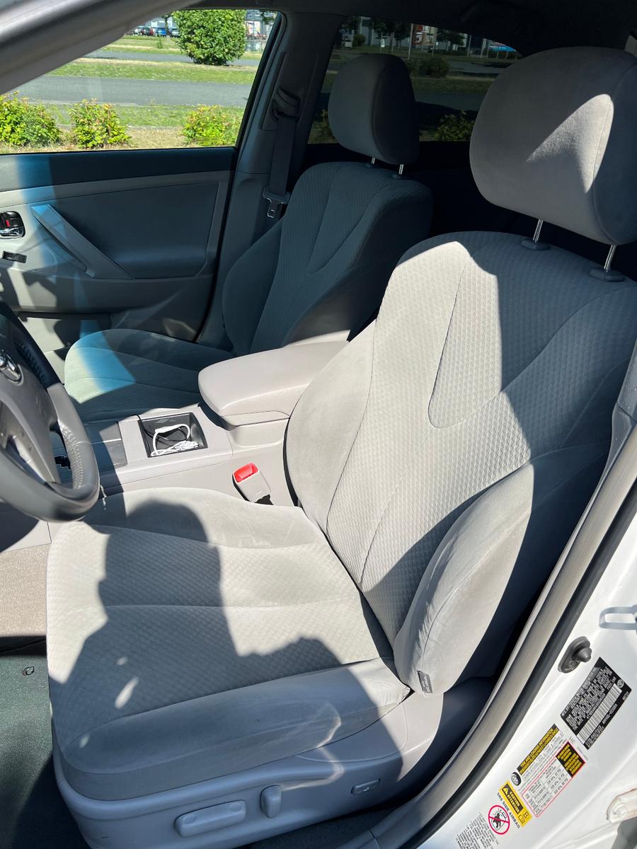 Toyota Camry 2,4L Hybrid Limousine weiß AHK PDC JBL