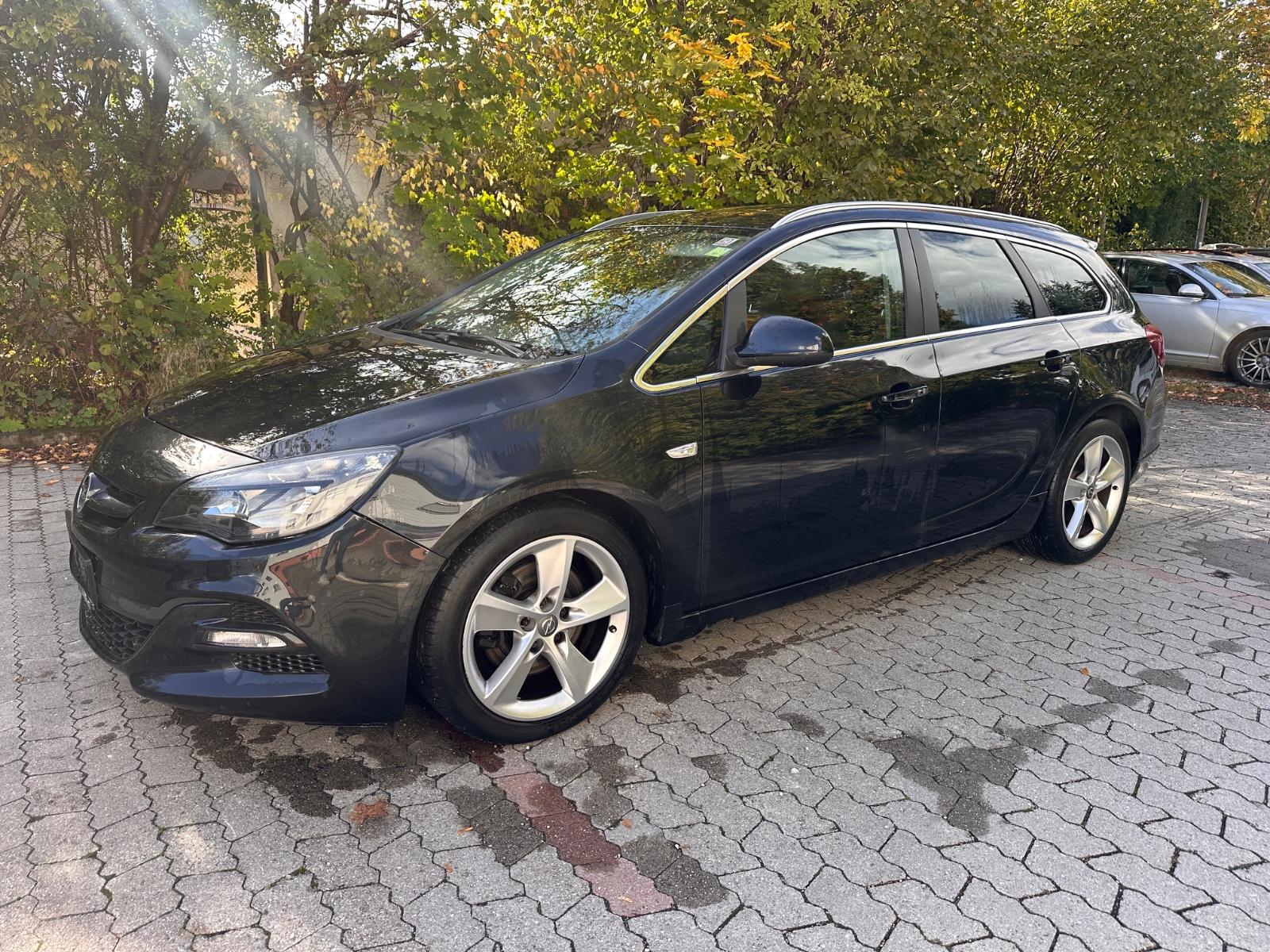 Opel Astra 2013 — rear view
