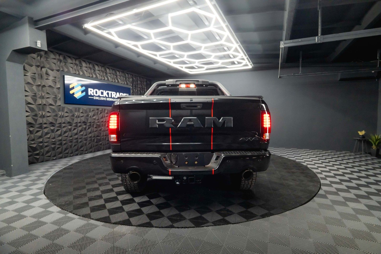 Fahrzeugabbildung Dodge RAM 5.7 V8 HEMI 4x4 OFFROAD Night-Paket LONGBED
