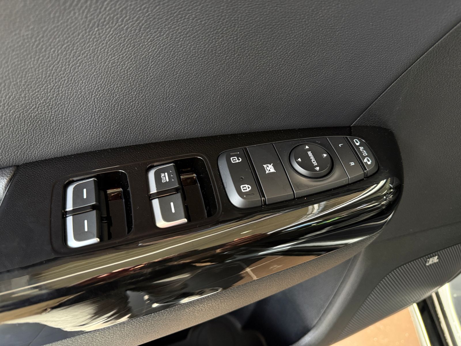 Fahrzeugabbildung Kia Sportage Black Edition PANO AHK LED