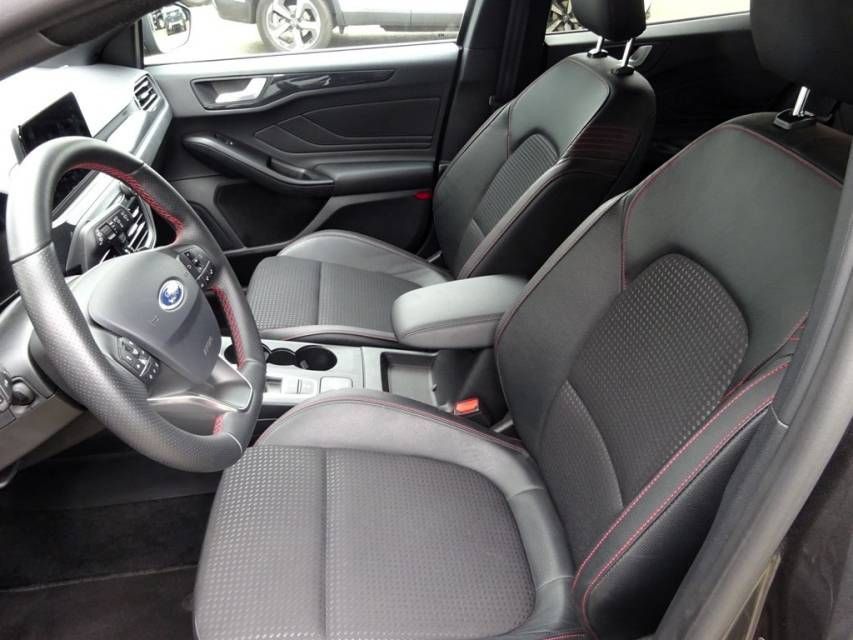 Fahrzeugabbildung Ford Focus 1,5 EcoBoost ST-Line Navi AHK