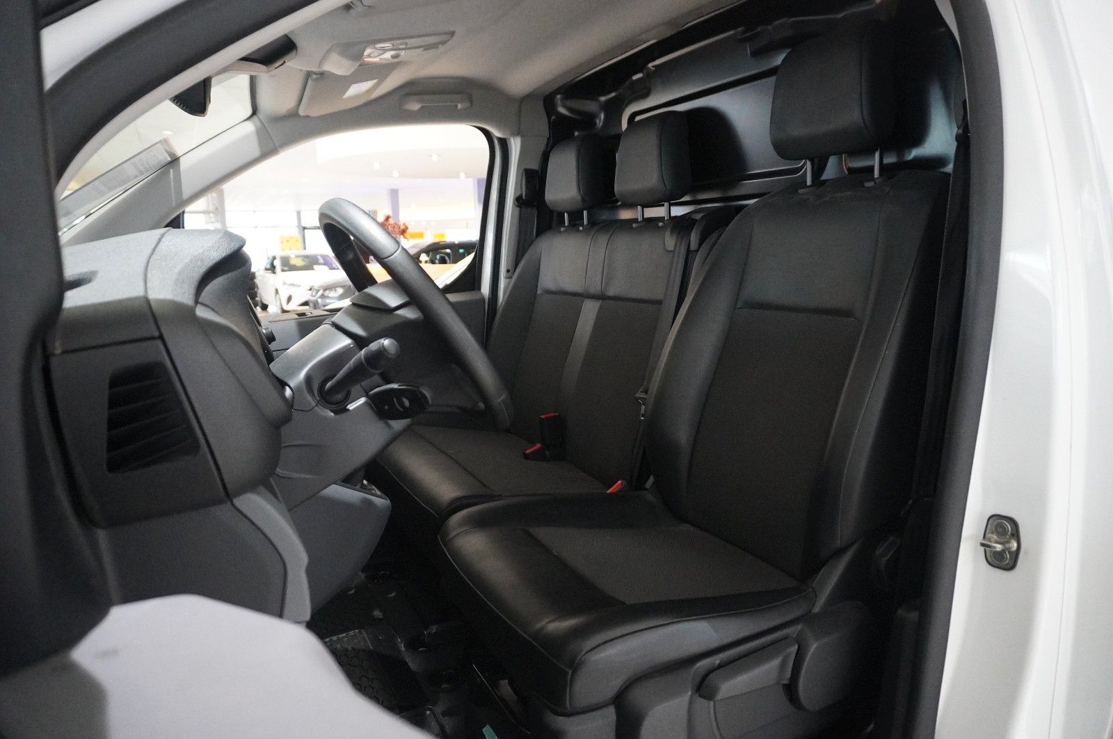 Fahrzeugabbildung Opel Vivaro Cargo 1.5D M EDITION KLIMA/DAB+/PDC/TEMP.