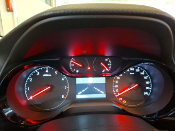 Bild 16 Opel Corsa Musikstreaming DAB Spurhalteass. Verkehrsz