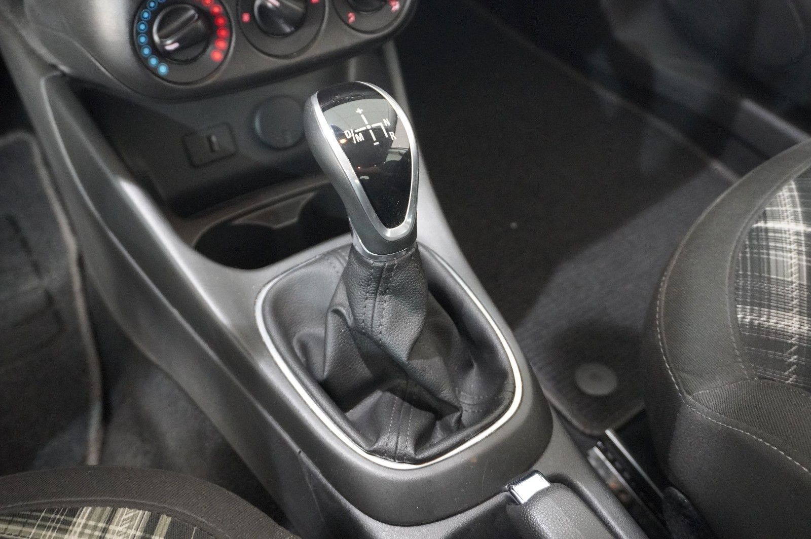 Fahrzeugabbildung Opel Corsa E 1.2 COLOR EDIT. AUTOM. LED/SHZ/SPORT/USB