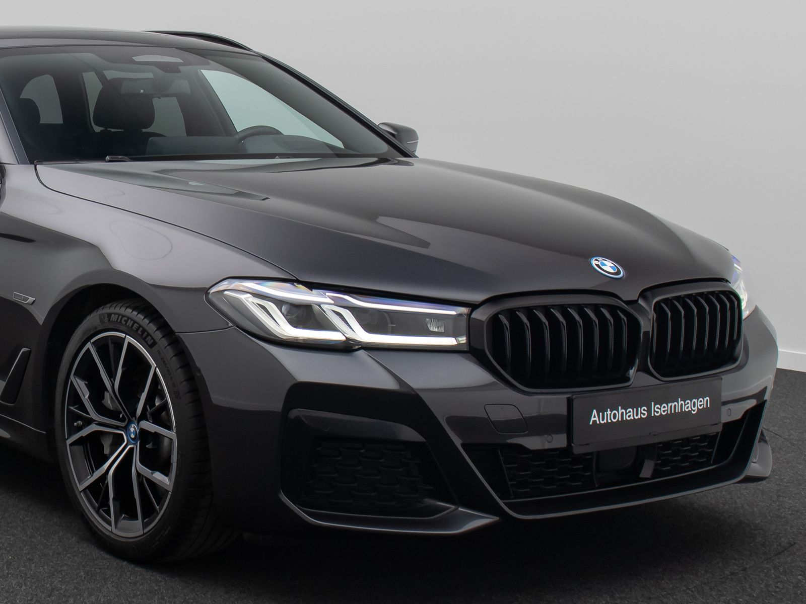 Fahrzeugabbildung BMW 530e M Sport Laser DAB HiFi HUD DispKey Panorama
