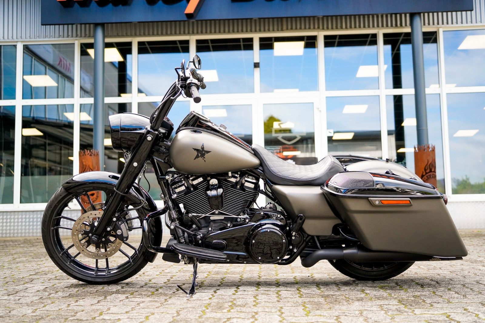 Fahrzeugabbildung Harley-Davidson FLHRXS ROAD KING SPECIAL 107 CUI - JEKILL&HYDE -