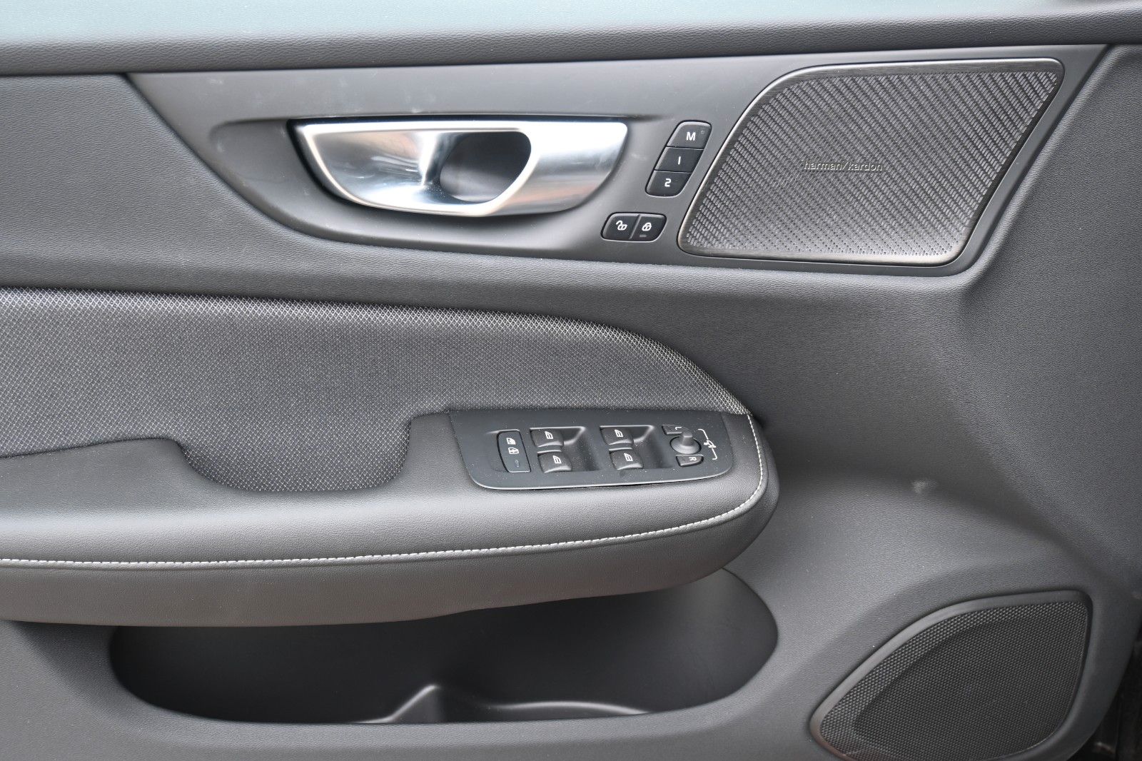 Fahrzeugabbildung Volvo S60 B4 Benzin Plus Dark'STHZG*360°*PANO*