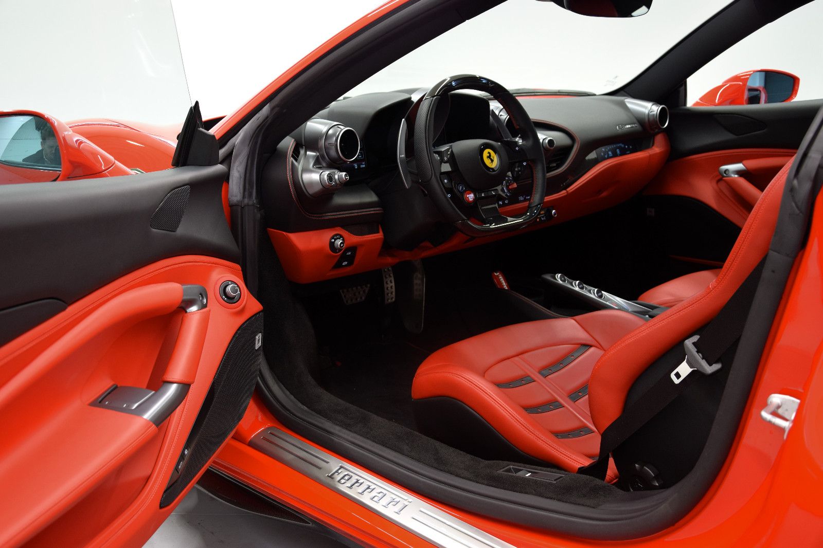 Fahrzeugabbildung Ferrari F8 Coupe Carbon Paket Lift  Leder Rot 1.Hand