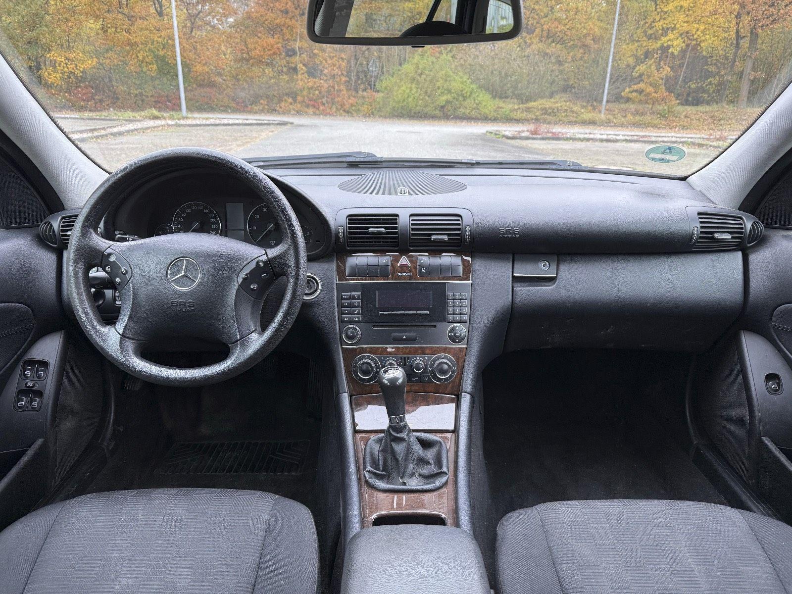 Mercedes-Benz C180 2005 — photo 11
