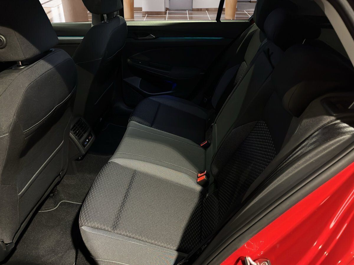 Fahrzeugabbildung Volkswagen Golf Active 1.5 TSI 6-Gang IQ.Light Navi Pano