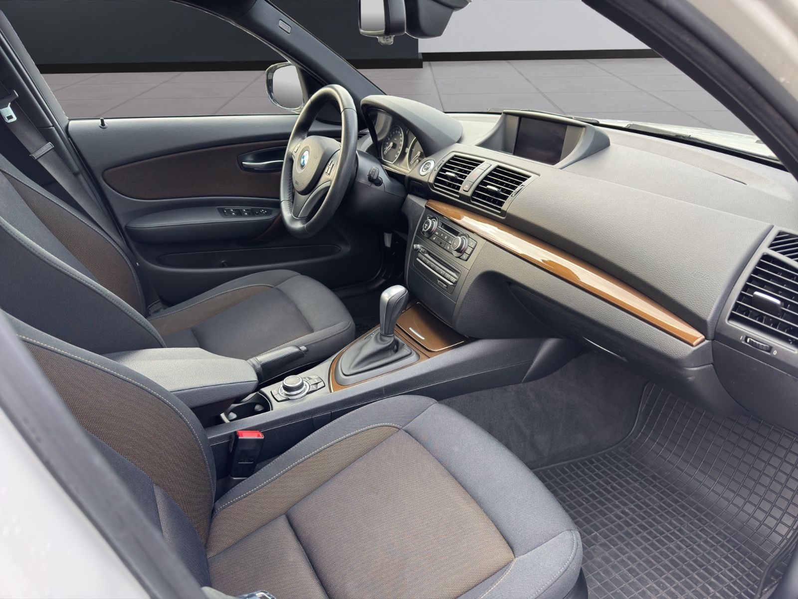 Fahrzeugabbildung BMW 120d Limousine*Automatik*Bi-Xenon*Schiebedach*