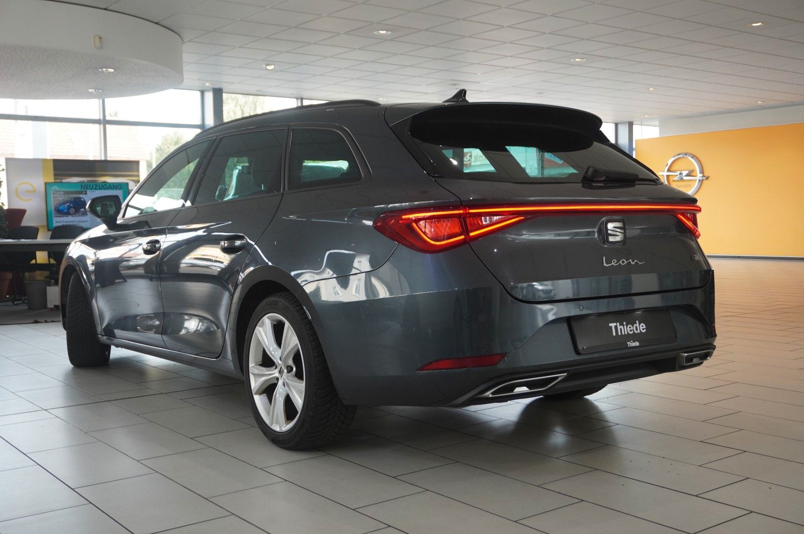 Fahrzeugabbildung SEAT Leon ST 1.5 TSI FR SPORT DSG NAVI/LED/VIRT./DAB+