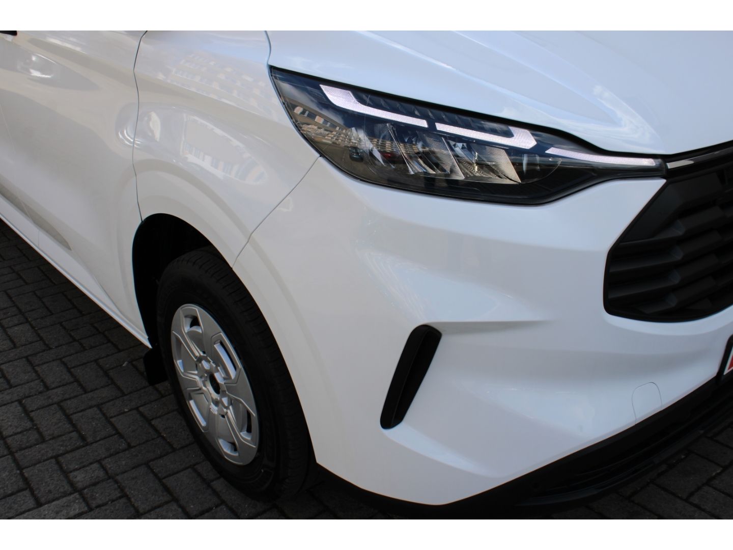 Fahrzeugabbildung Ford Transit Custom 320 L1 Trend LED GRA PDC RFK AHK