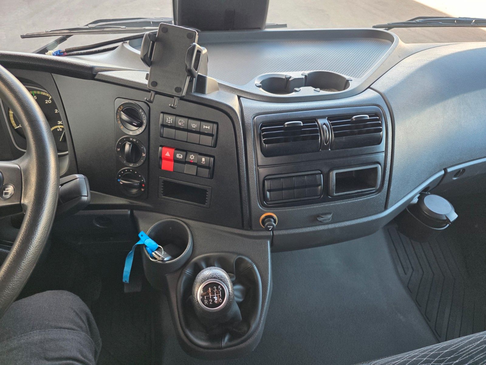 Fahrzeugabbildung Mercedes-Benz Atego 823 K 4x2 Meiller 2x AHK Klima 3 Sitze