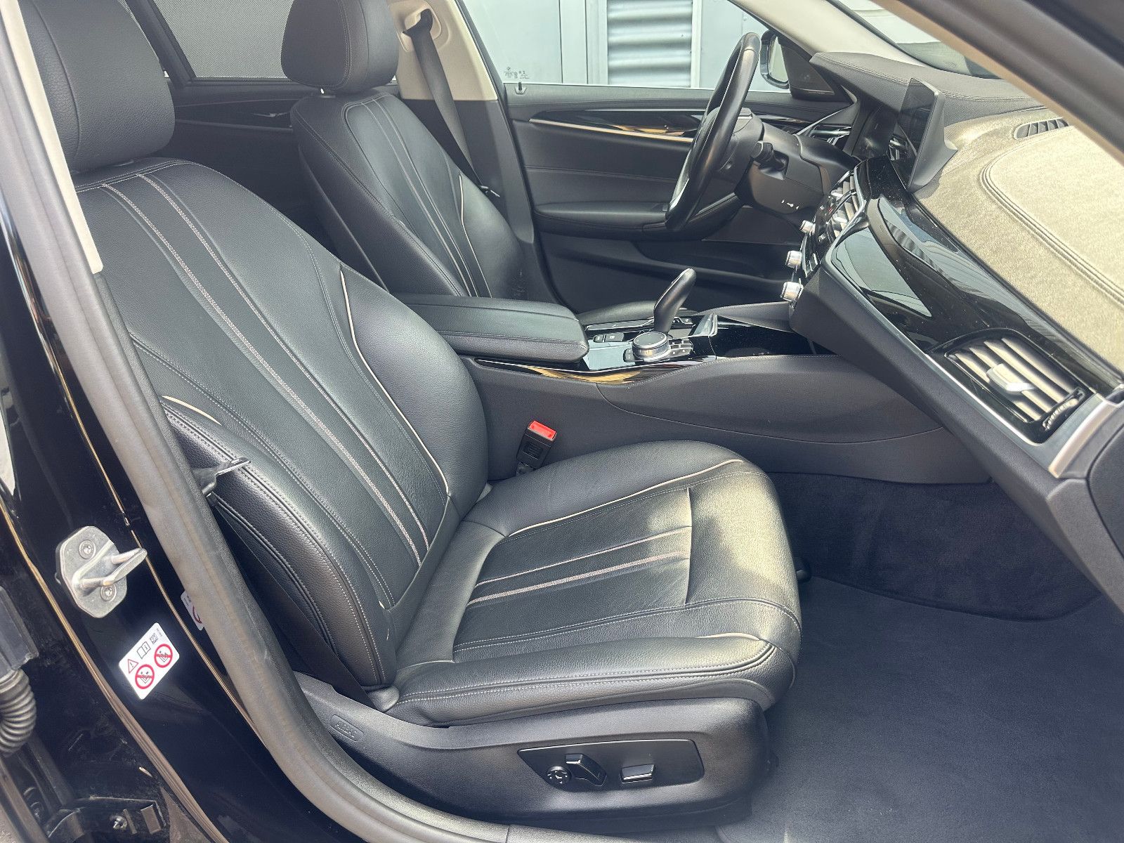 Fahrzeugabbildung BMW 530 d TOURING LUXURY LINE*AHK+PANO+MOD.2020*