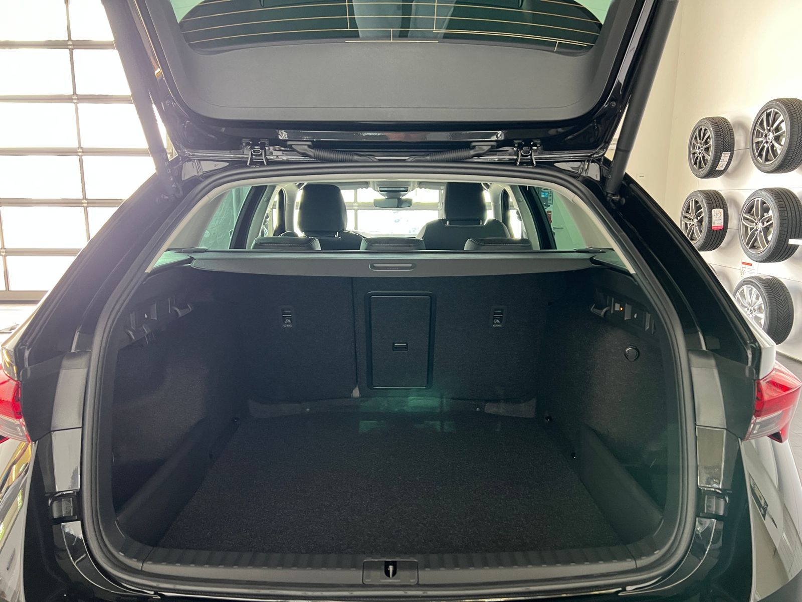 Fahrzeugabbildung SKODA Octavia Combi IV Selection 2.0 TDI DSG *AHK, LED