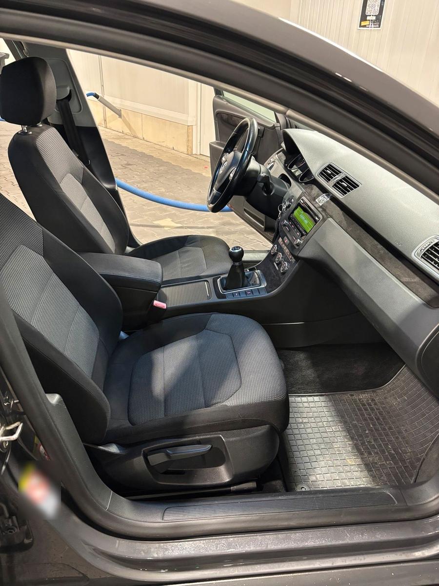 Volkswagen Passat 2012 — photo 12