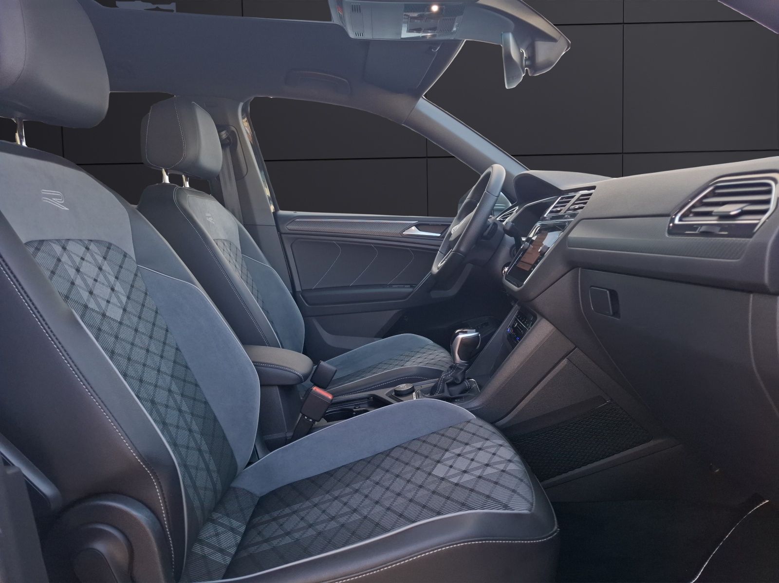 Fahrzeugabbildung Volkswagen Tiguan Allspace TDI R-Line DSG 4M Matrix AHK Nav