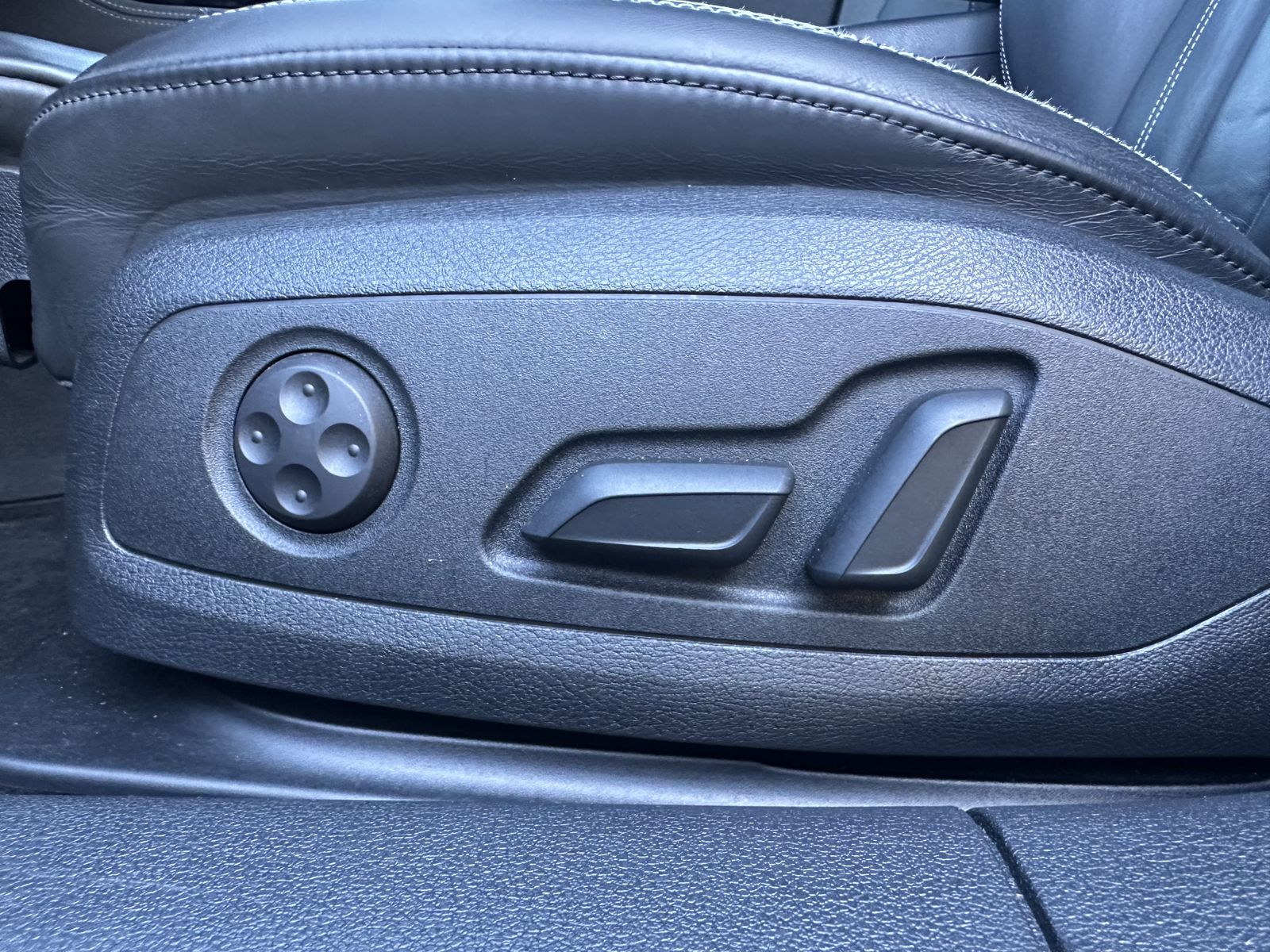 Fahrzeugabbildung Audi A5 SpB 40 TFSI S-Line Black NAV+MATRIX+VCOCK+KAM