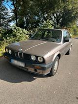 BMW E30 320i - BMW 320 Coupé E30 320i mit Benzin-Antrieb