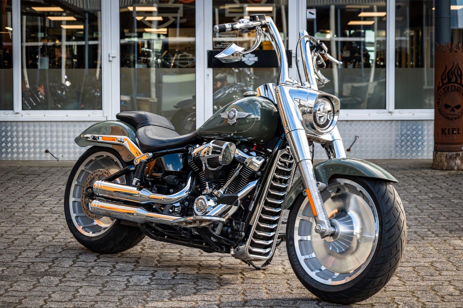 Fahrzeugabbildung Harley-Davidson FLFBS Fat Boy Softail 114 - Jekill & Hyde -