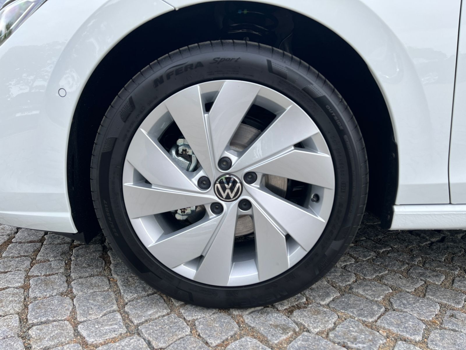 Fahrzeugabbildung Volkswagen Golf VIII Life 1.5 eTSI DSG *LED, ACC, Kamera, 1