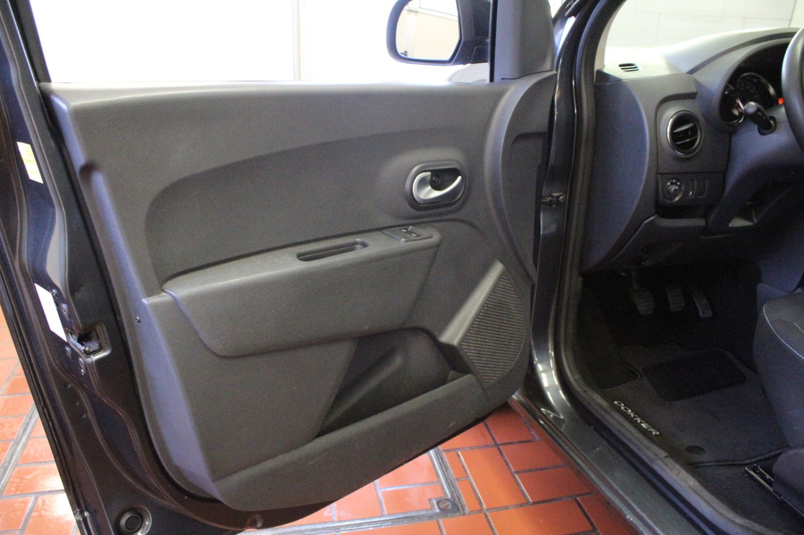 Fahrzeugabbildung Dacia Dokker 1.6 SCe 100 Laureate *Allwetterreifen*