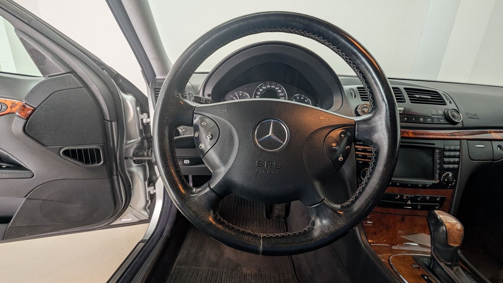 Fahrzeugabbildung Mercedes-Benz E 320 4Matic * Bi- Xenon * STHZ * Elegance