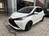 Toyota Aygo AYGO x-play °NAVI°SITZHEIZ°KLIMA°KAMERA° - weiße Toyota Aygo (X)