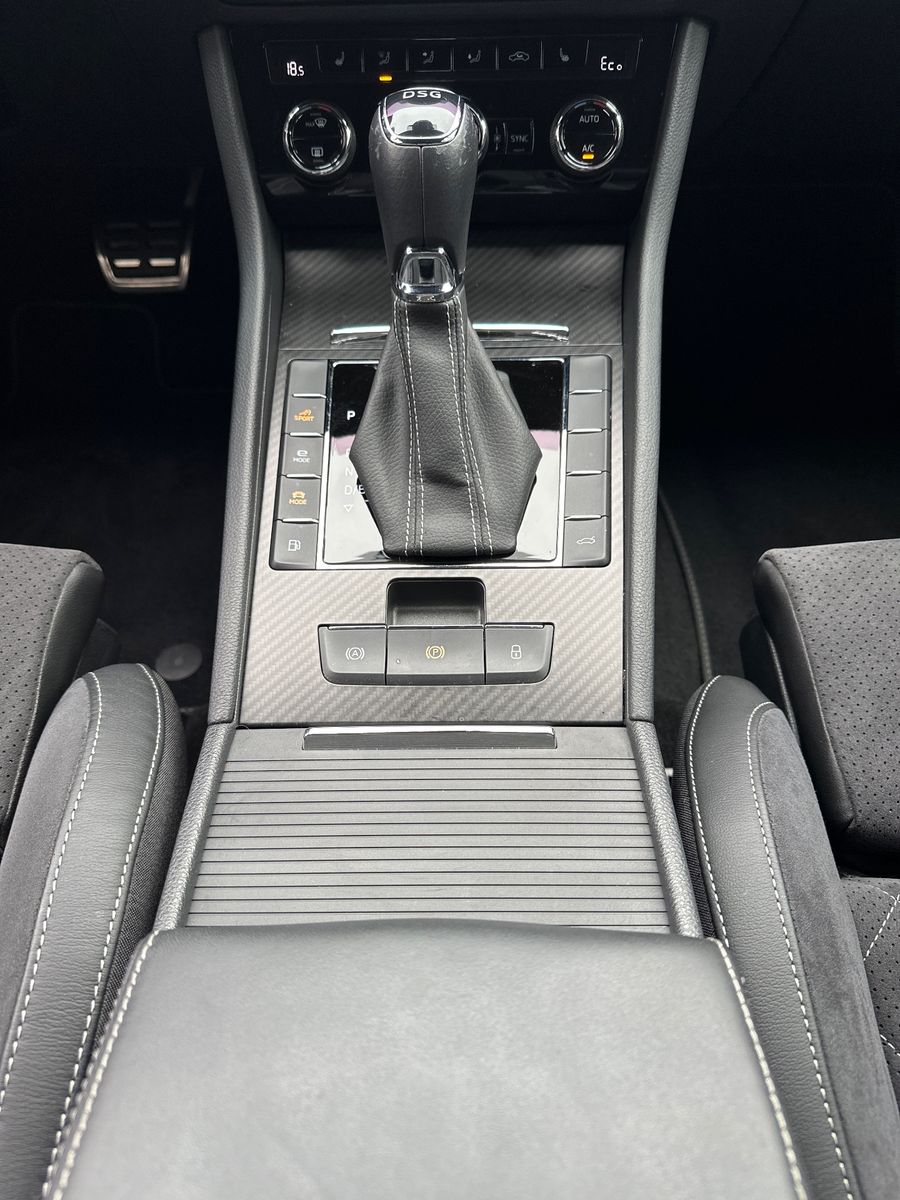 Fahrzeugabbildung SKODA Superb Combi 1.4 TSI iV DSG Sportline NAV+LED