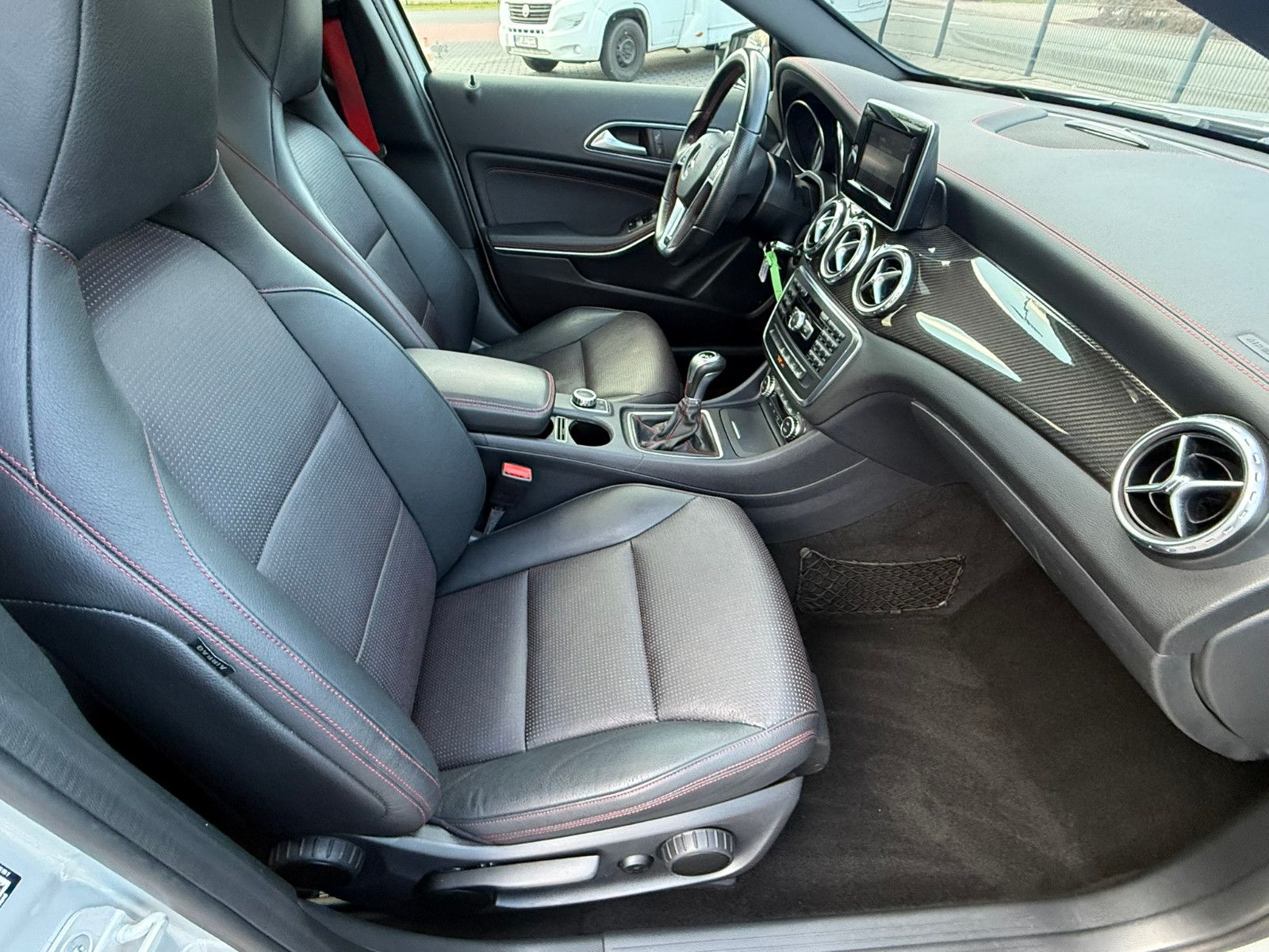Fahrzeugabbildung Mercedes-Benz GLA 200 AMG Line PANO NAVI LEDER PDC WINTERRÄDER
