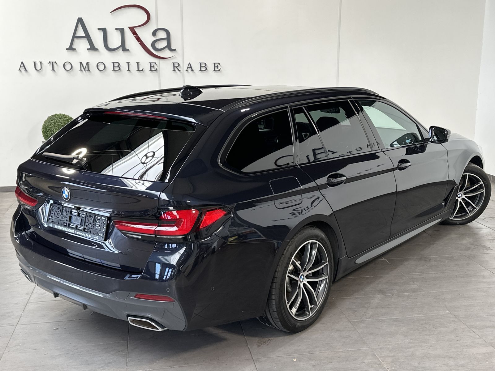Fahrzeugabbildung BMW 520d Touring M-Sport NAV+LED+AHK+PANO+KAMERA+1HD