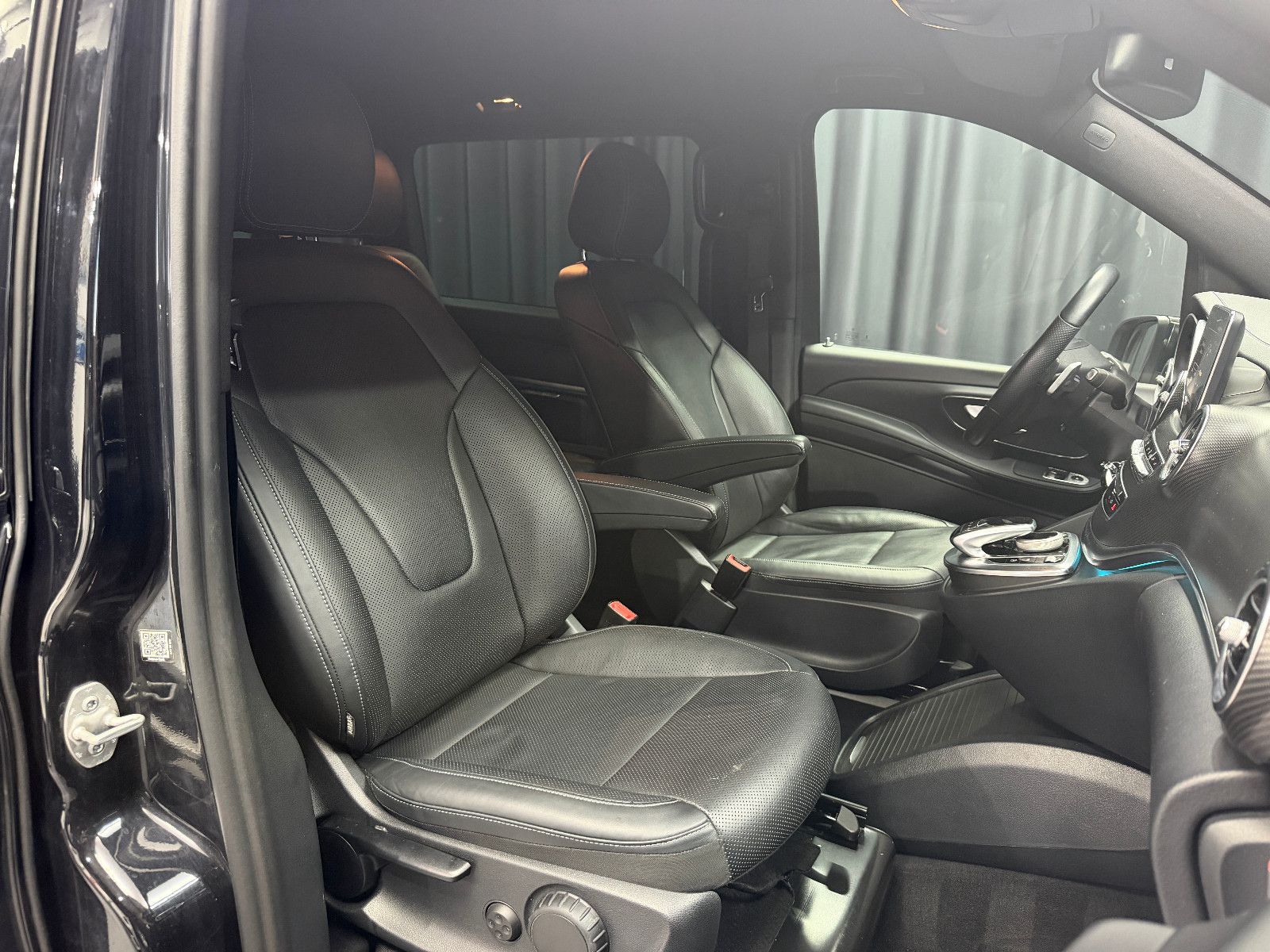 Fahrzeugabbildung Mercedes-Benz V 250d AVANTGARDE AMG EDITION lang|360°|AHK|LEDE