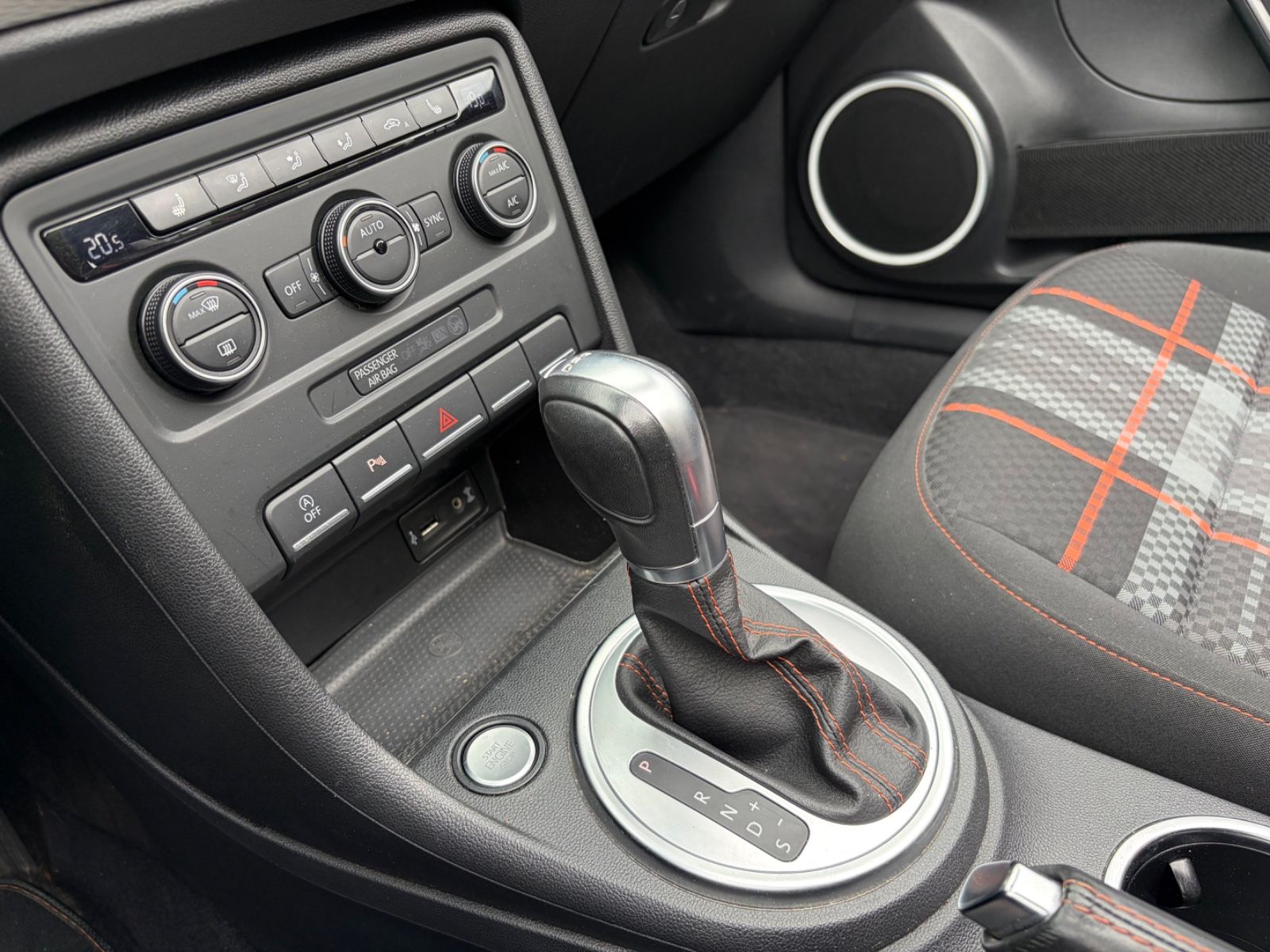 Volkswagen Beetle Cabriolet R-Line Club / Fender / Navi foto 14
