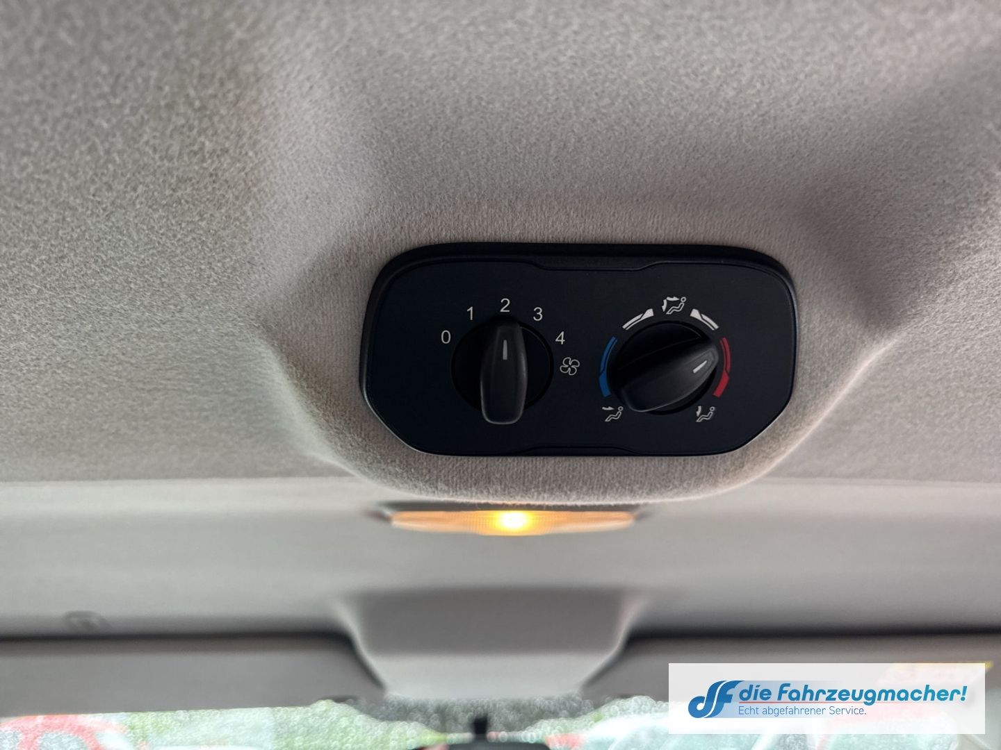 Fahrzeugabbildung Ford Transit Custom Kombi 300 L1 2.2 TDCi *1586 *EXPO