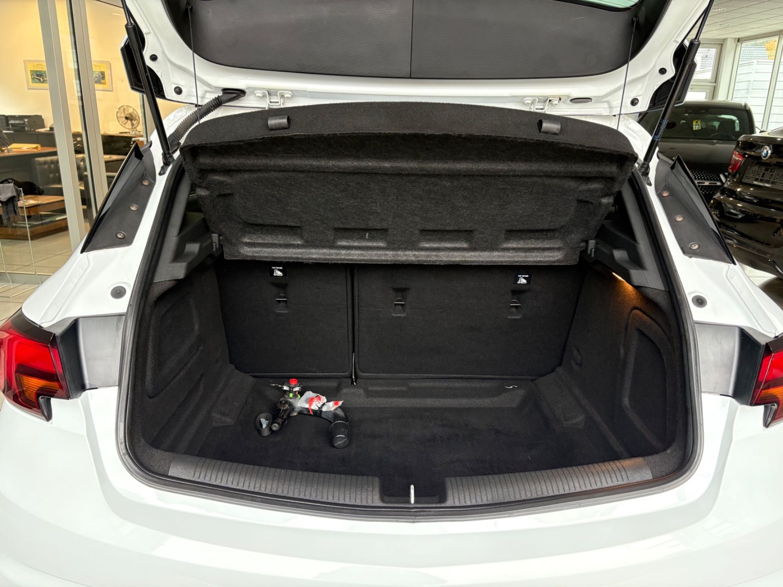 Fahrzeugabbildung Opel Astra K Lim. Active Sport *LED* SCHWARZ / WEIß*