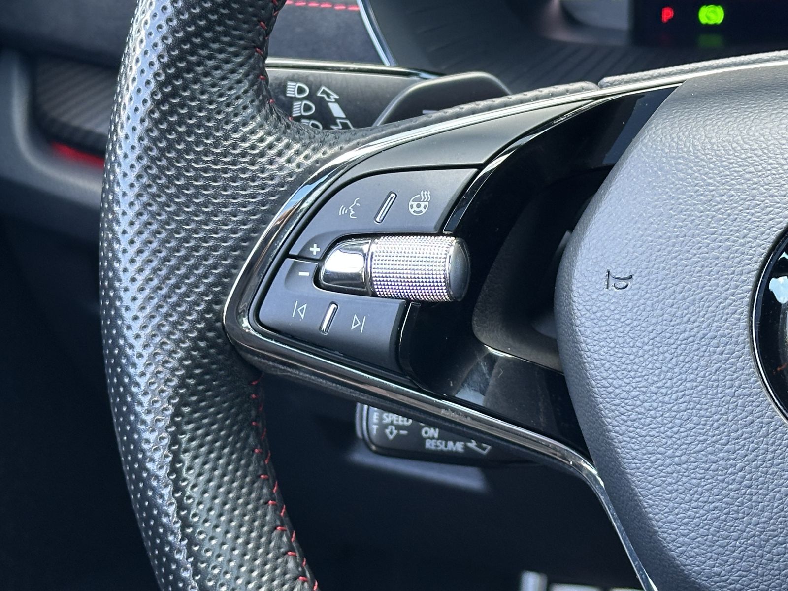 Fahrzeugabbildung SKODA Octavia Combi RS NAV+MATRIX+PANO+STHZ+18ZOLL+KAM