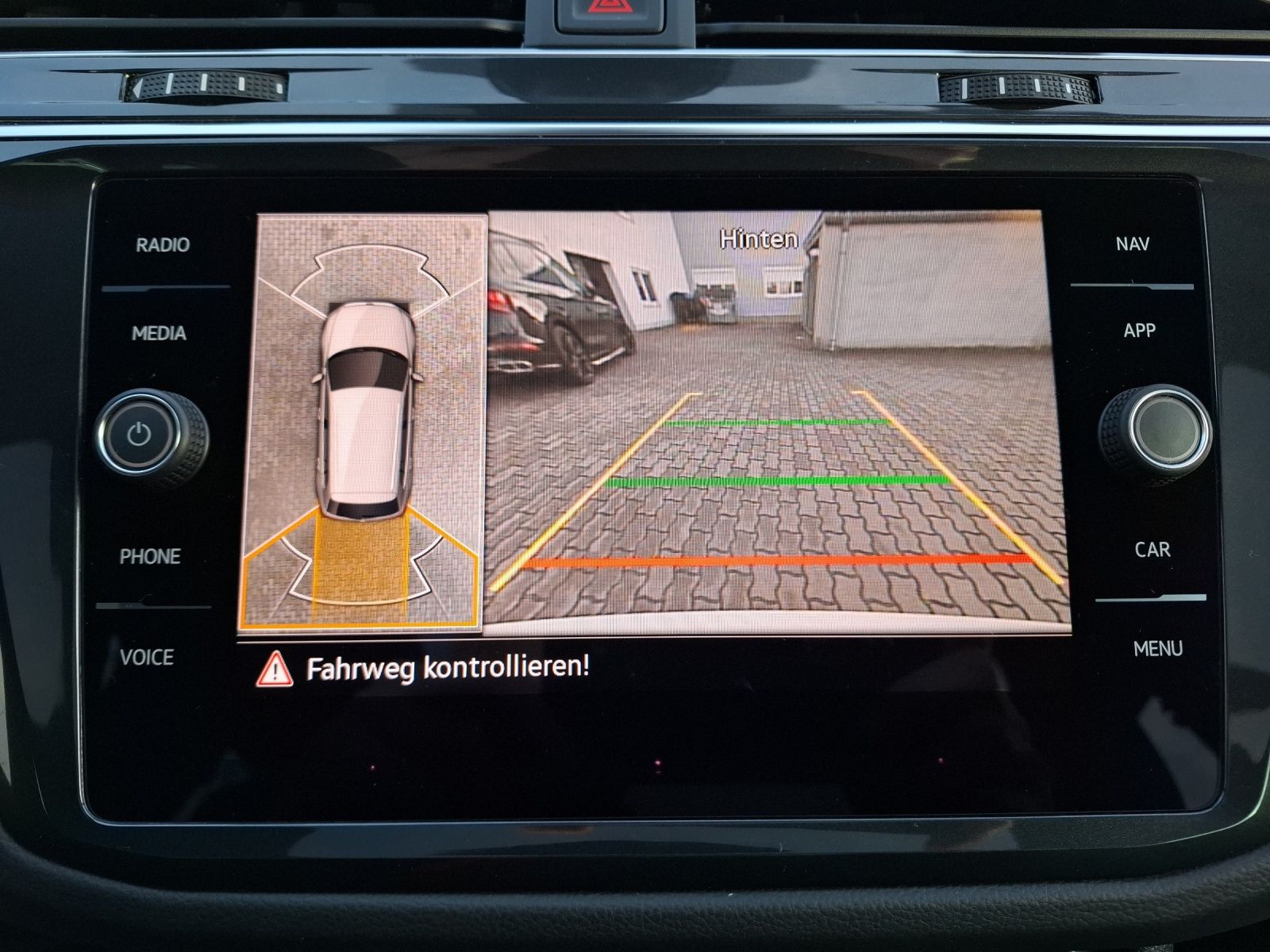 Fahrzeugabbildung Volkswagen Tiguan eHybrid R-Line DSG Matrix AHK Navi Pano A