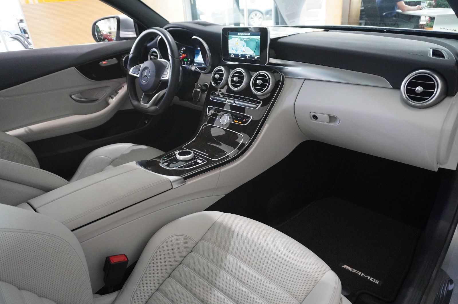 Fahrzeugabbildung Mercedes-Benz C 300 COUPE AMG LINE NAVI/LED/PANO./KAMERA/SPORT