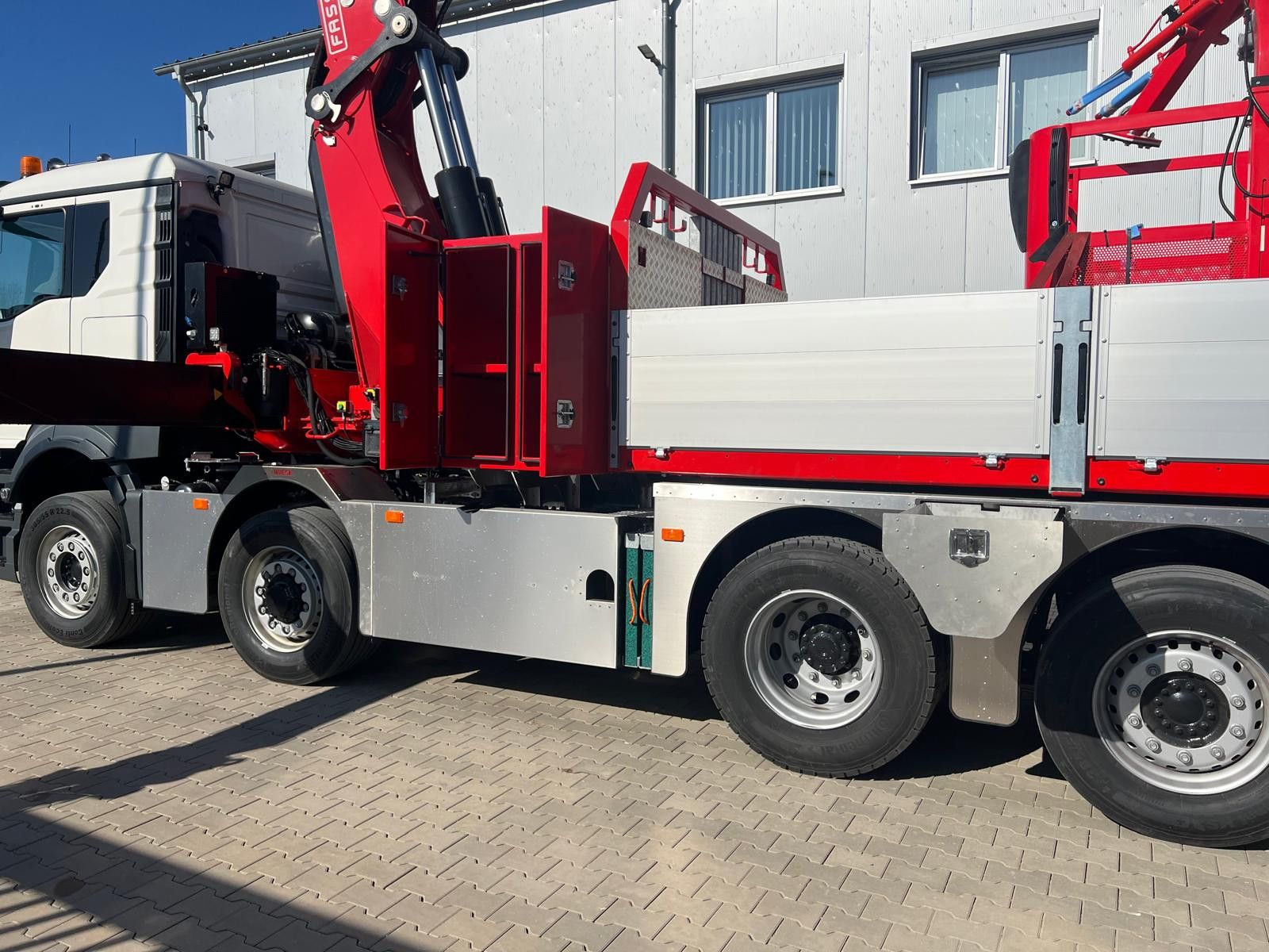 Fahrzeugabbildung MAN MAN 8x4 mit F1150RA.2.28 L616 Winde, 2.per. Korb