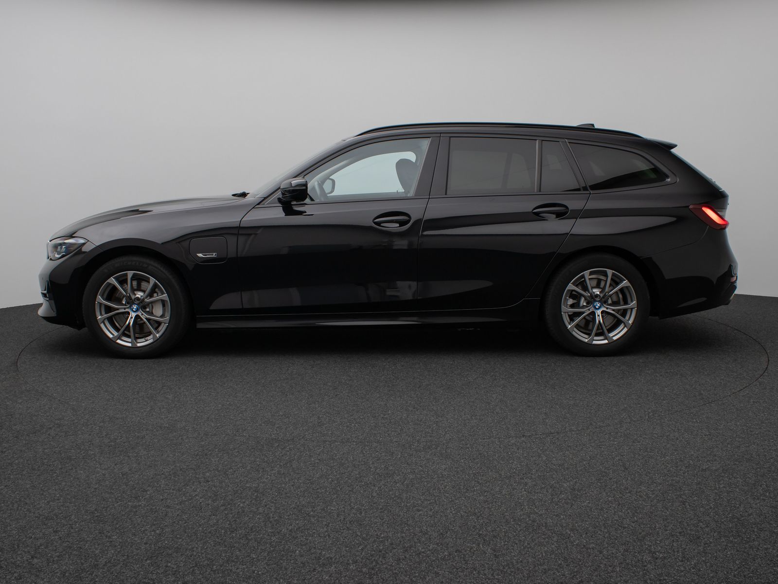 Fahrzeugabbildung BMW 330e xD Sport Line Panorama DAB HiFi Stop&Go AHK
