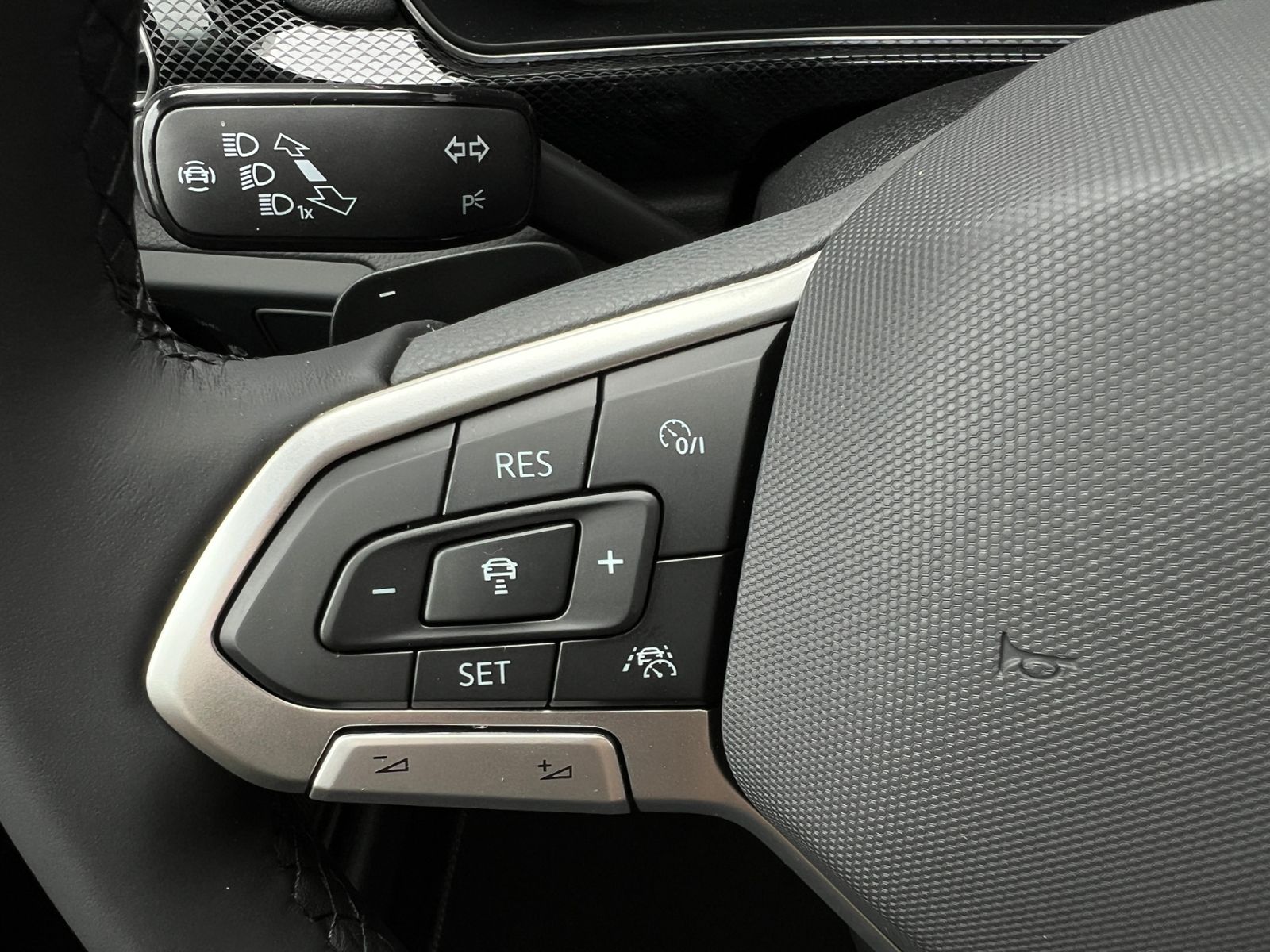 Fahrzeugabbildung Volkswagen T-Cross R-Line 1.5 TSI DSG *AHK, IQ.LIGHT, ACC,