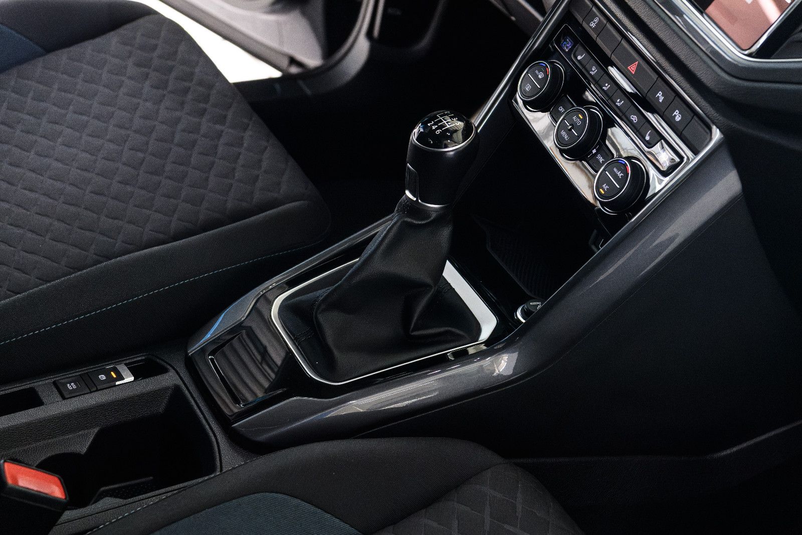 Fahrzeugabbildung Volkswagen T-Roc IQ.DRIVE+AHK+GJR+NAVI+PANORAMA+EL.HECKKLAP