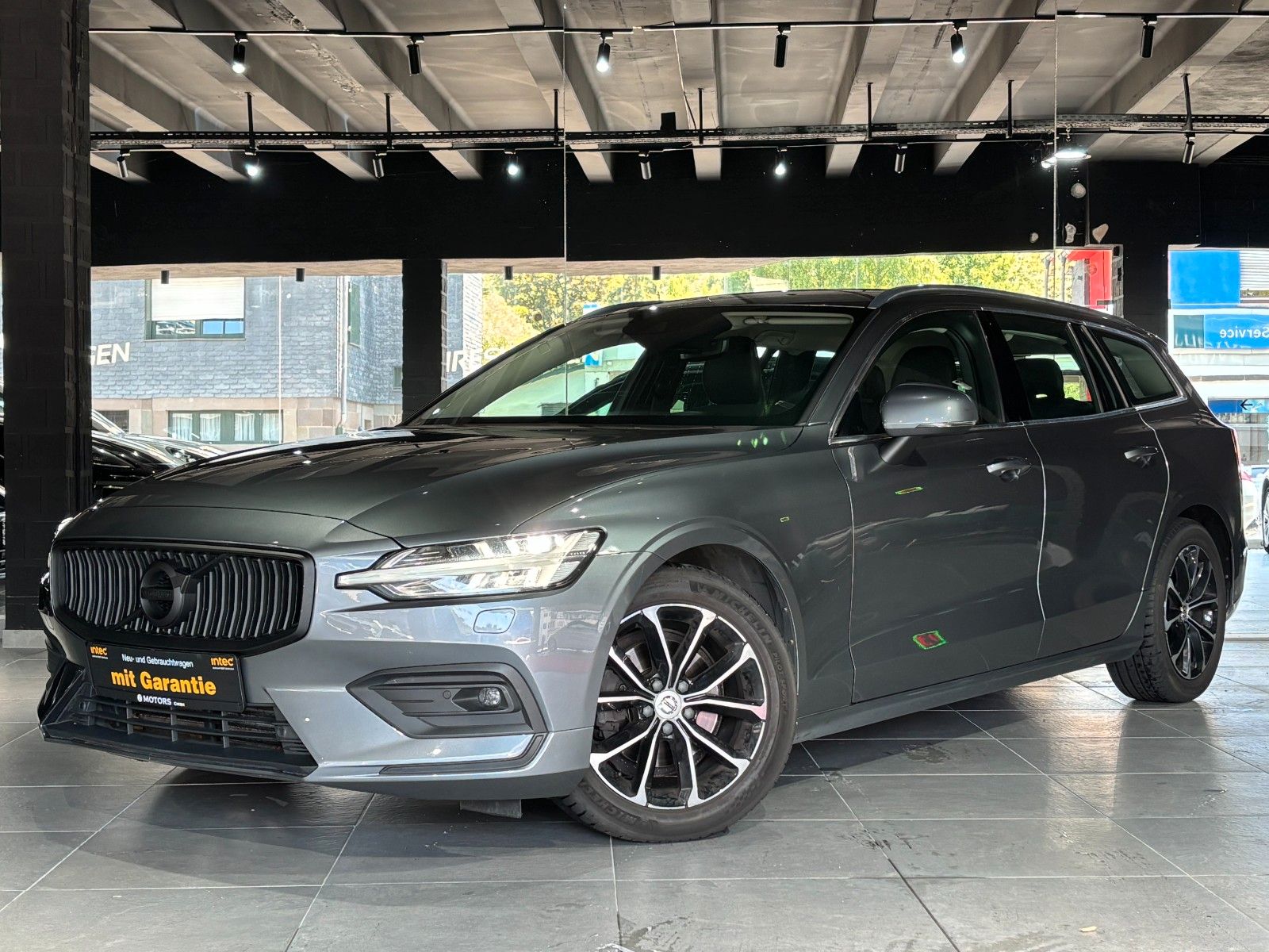 Fahrzeugabbildung Volvo V60 Momentum /KAMERA/LED/SHZ/ACC+/NAVI