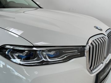 Fahrzeugabbildung BMW X7 xDrive 30d Massage DisplKey SoftCl Laser Voll