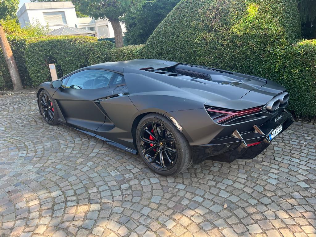 Lamborghini Revuelto