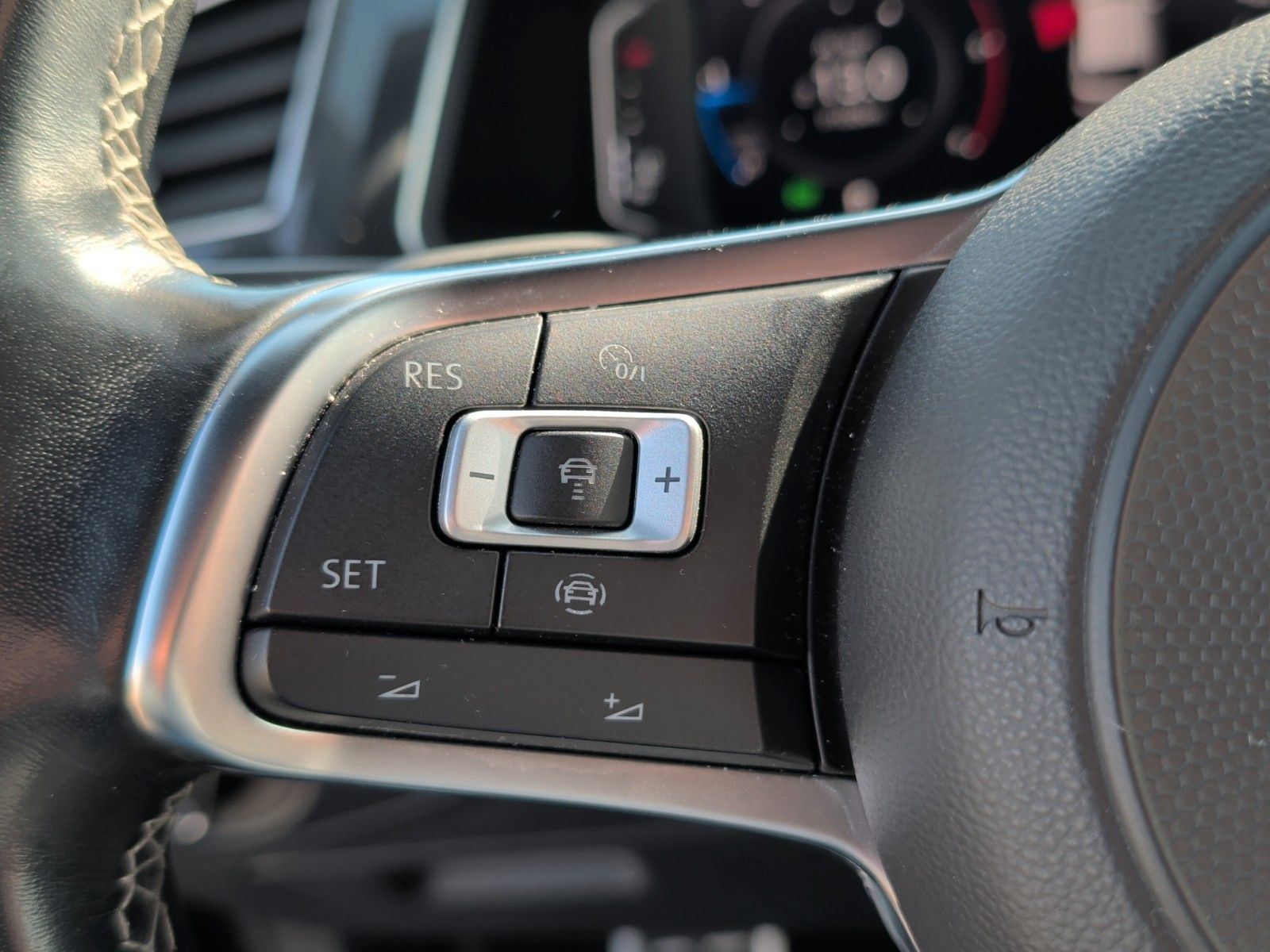 Fahrzeugabbildung Volkswagen TIGUAN 2.0 TDI R-LINE BLACKSTYLE HUD 19" AHK KAM