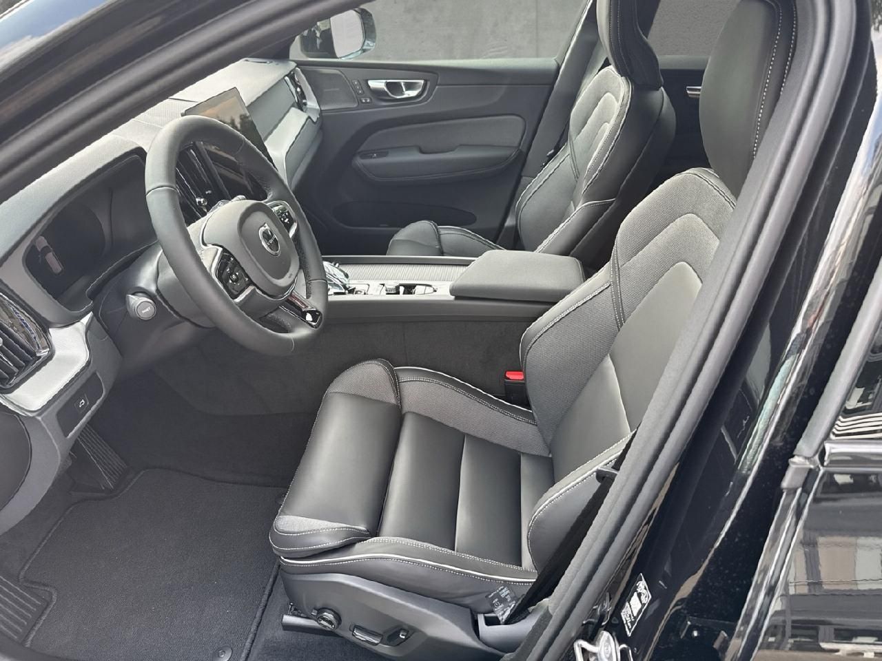 Fahrzeugabbildung Volvo XC60 B5 Benzin AWD Plus Black Edition